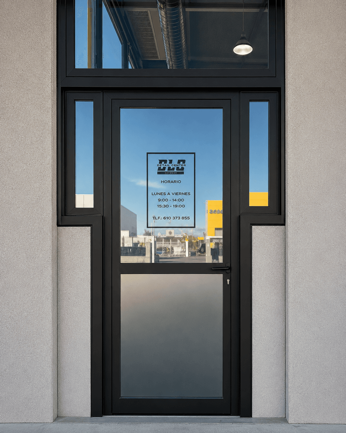 Vinilo de privacidad en puerta de cristal para DLC Detail Center