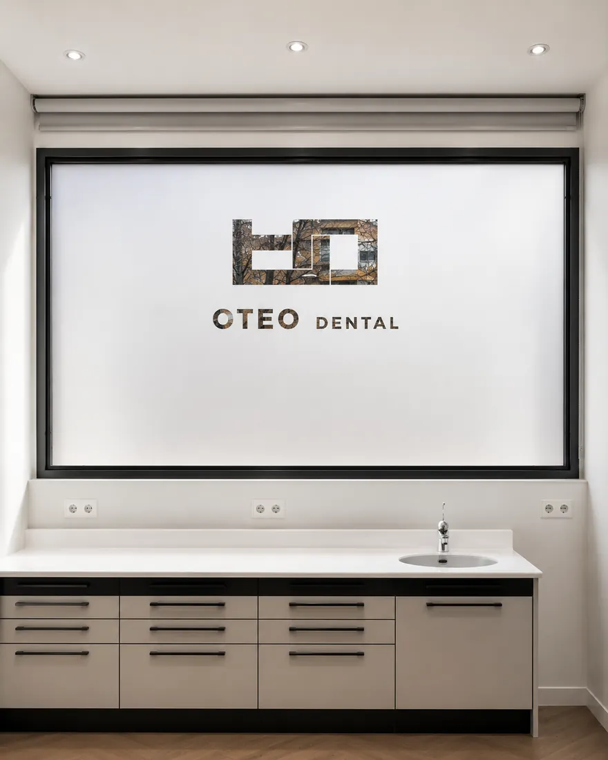Logotipo de OTEO Dental en vinilo sobre el ventanal de la recepción de la clínica.